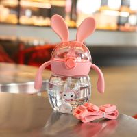 儿童水杯带吸管婴儿防摔学饮杯宝宝可爱幼儿园小学生两用喝水杯子 粉色小兔叽[240ml] [手柄+便携背带+重力球吸管]
