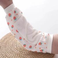 抱娃手臂凉席婴幼儿喂奶纱布套袖夏季宝宝哺乳小孩子手臂枕胳膊垫 草莓-抱娃隔汗套袖(1只装) M适合120斤以下