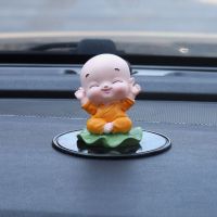 汽车摆件小和尚可爱创意个性高档男女车载内饰品装饰用品大全 黄衣-童子和尚[A](小圆垫)