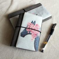 活页夹a6a7日系布面手账本记账本少女印花猫原创ins布艺书衣方格 花马 A6(外壳+90页替芯+2收纳袋)