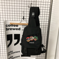 男士斜挎包ins潮牌小挎包休闲学生单肩背包日系大容量斜肩包胸包 黑色(带徽章)