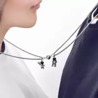 严选情侣磁吸宇航员项链男女一对吸铁石相吸毛衣链太空人款_磁吸摘星款
