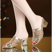 支持国货之光软皮凉拖鞋女夏外穿2021新款女式时尚中跟妈妈拖_银色_36