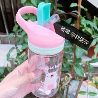 夏季儿童水杯女宝宝背带水壶幼儿园小学生水瓶可爱便携夏天吸管杯 粉小熊【普通硬嘴款】 单杯【带吸管】