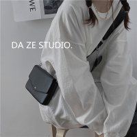 超火小包包女夏2021新款潮斜挎包ins小众设计学生黑色简约小方包 信封 M925