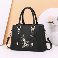 包包女2021新款女士包包时尚手提包绣花妈妈包大气百搭单肩斜挎包 黑色【带挂件】