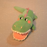 毛绒玩具趴鳄鱼公仔床上睡觉抱枕可爱大号长条布娃娃生日礼物女生 绿色 70厘米[实物较小]