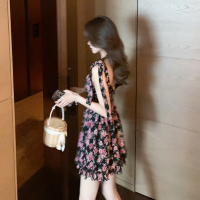 人间富贵花/夏装女新款碎花蝴蝶结吊带连衣裙温柔风法式气质裙子 黑色 S