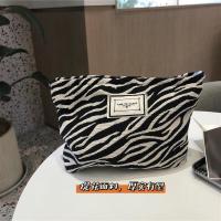 新款洗漱包潮流豹纹化妆包ins收纳包大容量手拿包旅行化妆袋布包 普通版斑马纹