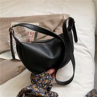高级感软糯包包女2021新款时尚饺子包大容量简约新月包单肩斜挎包 黑色