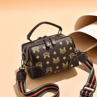 富贵鸟女包新款2021春秋大容量斜挎包百搭ins时尚洋气手提枕头包 M字咖啡