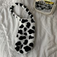 秋冬新款潮流ins小熊羊羔绒水杯隔热保温套可爱少女斜跨学生杯套 奶牛纹 手提款