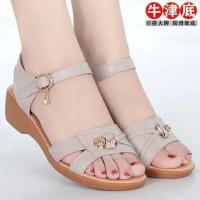 新款2021夏季妈妈凉鞋女坡跟平底真软皮软底百搭防滑中老年女凉鞋 米白色 123 35