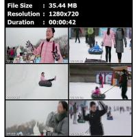 冬季北京滑雪场风车儿童娱乐设施家庭打雪仗笑脸高清实拍视频素材