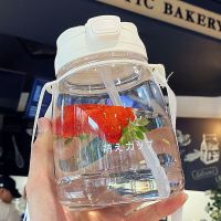 大容量吸管水杯夏季可爱少女学生斜跨便携简约高颜值ins 风塑料杯 米色900ml 送杯刷+背带+大贴纸