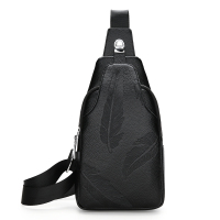卡帝乐鳄鱼真皮质感胸包男休闲男士单肩斜挎包包男包韩版潮背包 黑色 羽毛胸包