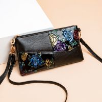 2021夏季新款女包百搭韩版斜跨小包包女时尚斜跨手拿压花零钱小包 黑色款式一玫瑰花 送香包梳子