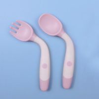 宝宝学吃饭训练勺子婴儿辅食弯头叉勺儿童练习筷子可弯曲餐具套装|薄雾粉 勺子+叉子+叉勺收纳盒+训练筷
