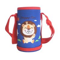儿童保温杯杯套便携可斜跨水壶通用保护套刺绣可爱卡通水杯套子 蓝色-狮子
