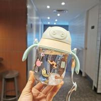宝宝水杯带吸管幼儿园鸭嘴杯婴幼儿学饮杯防摔防呛tritan硅胶水杯 250ML绿小猪+背带[咬合吸水] 单杯