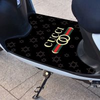 电动车可爱脚踏垫摩托车脚垫电瓶车脚踩垫踏板通用裁剪款自剪 黑底字母-01 25*40厘米[小型电动自行车]