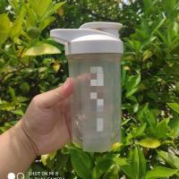 新款健身奶昔摇摇杯时尚便携水杯带刻度手提蛋白粉搅拌杯500ml 灰色