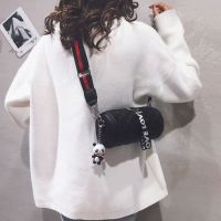 卡帝乐鳄鱼水桶小包包女2021新款时尚小圆包百搭单肩包小众斜挎包 黑色