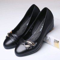 苏芈妈妈鞋软底舒适秋季单鞋女透气2021新款软皮工作鞋皮鞋中老年女鞋