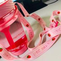 可爱草莓 硅胶斜跨带Bbox杯套芝麻街背带康迪克吸管杯奶瓶手柄水瓶卡扣挂