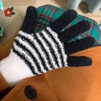 012黑白 手套冬季保暖珊瑚绒糖果色毛绒五指学生骑行办公手套