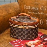 高档化妆包外出便携随身ins旅行化妆品收纳包大容量韩版小水桶包 棕色字母彩带[小号]