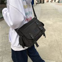 斜挎包男时尚潮流个性街头潮牌挎包男士日系背包单肩包工装邮差包 尼龙黑无挂件(关注店铺送小礼物)