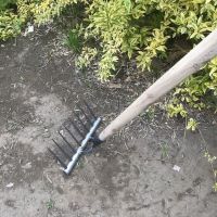 厂家直销九齿耙农用钉耙平地松木开荒耙子园林耙锰钢种菜搂草神器 单木把