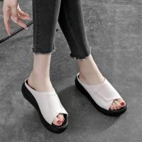 大东歌真皮坡跟凉拖鞋女2021夏新款厚底增高松糕鞋鱼嘴一字拖凉鞋 米白色 37 标准码号