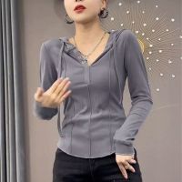 休闲别致摁扣连帽长袖t恤女2021秋季新款修身显瘦弧形下摆上衣潮