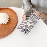 冷淡风墨绿色豹纹苹果13/12ProMax手机壳iPhone11硅胶7p/8p/X/XR [直边相框imd 米黄底灰色斑