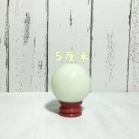 夜光球发光夜明珠高亮原石水晶球夜光石头房间装饰摆件工艺品客厅 球体白皮[发光蓝光] 5厘米送底座