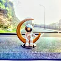 太空人汽车摆件宇航员中控台装饰品车载居家模型手办个性创意香薰 金月亮太空人+圆形防滑垫