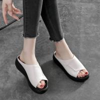 大东歌真皮坡跟凉拖鞋女2021夏新款厚底增高松糕鞋鱼嘴一字拖凉鞋 米白色 37 标准码号