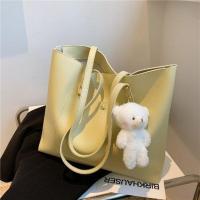 秋款包包高级感大容量女包2021新款潮小众小熊托特包时尚单肩大包 奶油黄色带挂件