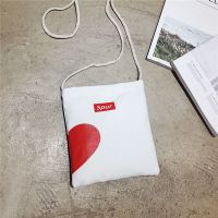 帆布小包包女ins百搭放手机的便携零钱包迷你布艺单肩斜挎小布包 桃心白色手机包