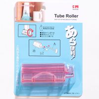 日本KM挤牙膏神器彩色透明坐立式挤压牙膏洗面奶护手霜旋转卷压器 单个装颜色随机