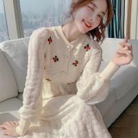 针织连衣裙女2021新款温柔风过膝长款减龄气质显瘦刺绣毛衣裙秋季