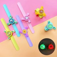 宇航员旋转啪啪圈防蚊卡通可爱驱蚊手环女防蚊虫学生儿童成人手链 卡套啪啪圈随机两件