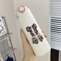 保温杯女生可爱高颜值带吸管水杯儿童韩版简约便携304不锈钢杯子 玩具熊480ml(透明盖) 无杯子只发斜跨绳+3D贴纸(