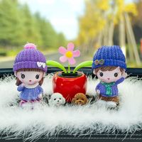 [幸福情侣]+太阳花+羽毛垫 车内饰品创意车载香水摆件摇头公仔可爱卡通男女汽车装饰用品大全