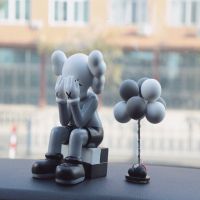 kaws+灰白球 车载香水男士专用车内饰品摆件个性创意kaws考斯公仔车上装饰高档