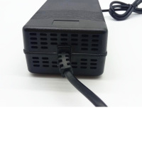 通用型48V锂电池电动滑板车电动车充电器54.6V3A充电器航空头保一