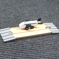 飞机跑道+4轮飞机 官方标配 飞机场飞机跑道角色扮演木质轨道车路轨拼装积木木头火车儿童玩具