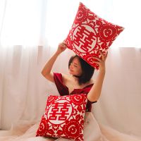 结婚用品红色绒布刺绣喜字抱枕一对新婚礼物沙发靠枕婚房装饰布置